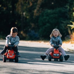Ajotraktori Kubota oranssilla perävaunulla ja tarvikkeilla Falk, 1-vuotiaalle