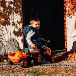 Ajotraktori Kubota oranssilla perävaunulla ja tarvikkeilla Falk, 1-vuotiaalle
